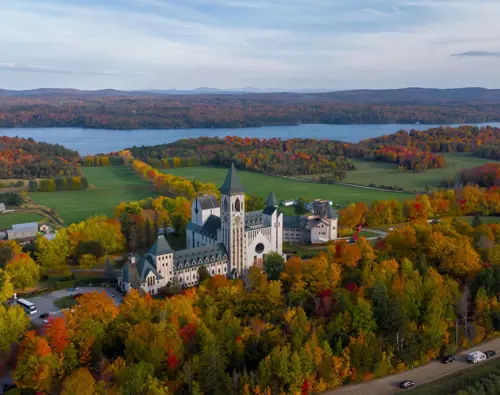 OTL-Gouverneur-Sherbrooke-Blog-Fall-colours-abbaye-saint-benoit-view-sky