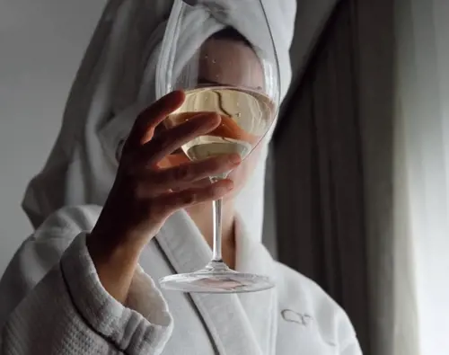 OTL-Gouverneur-Sherbrooke-Blog-rain-woman-wine-glass